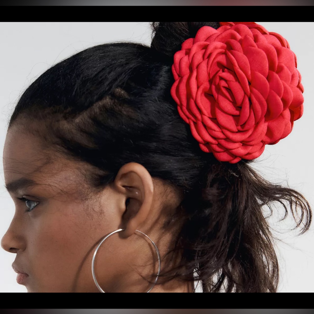 Zara flower 3D textured hair clip red